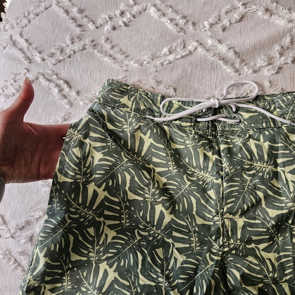St. John's Bay Men's Green Foliage Swim Trunks Size Medium - Picture 3 of 8